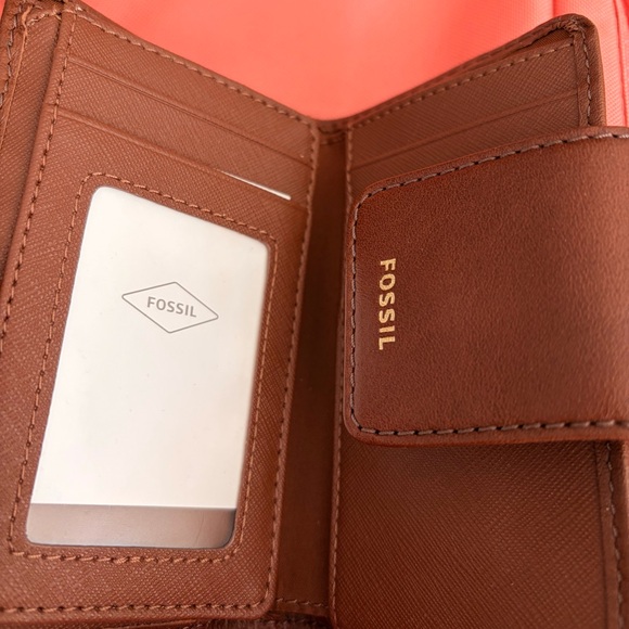 Fossil Tan Leather Bi-Fold Wallet - Picture 2 of 5